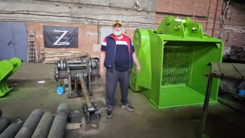 Просеивающий ковш валкового типа